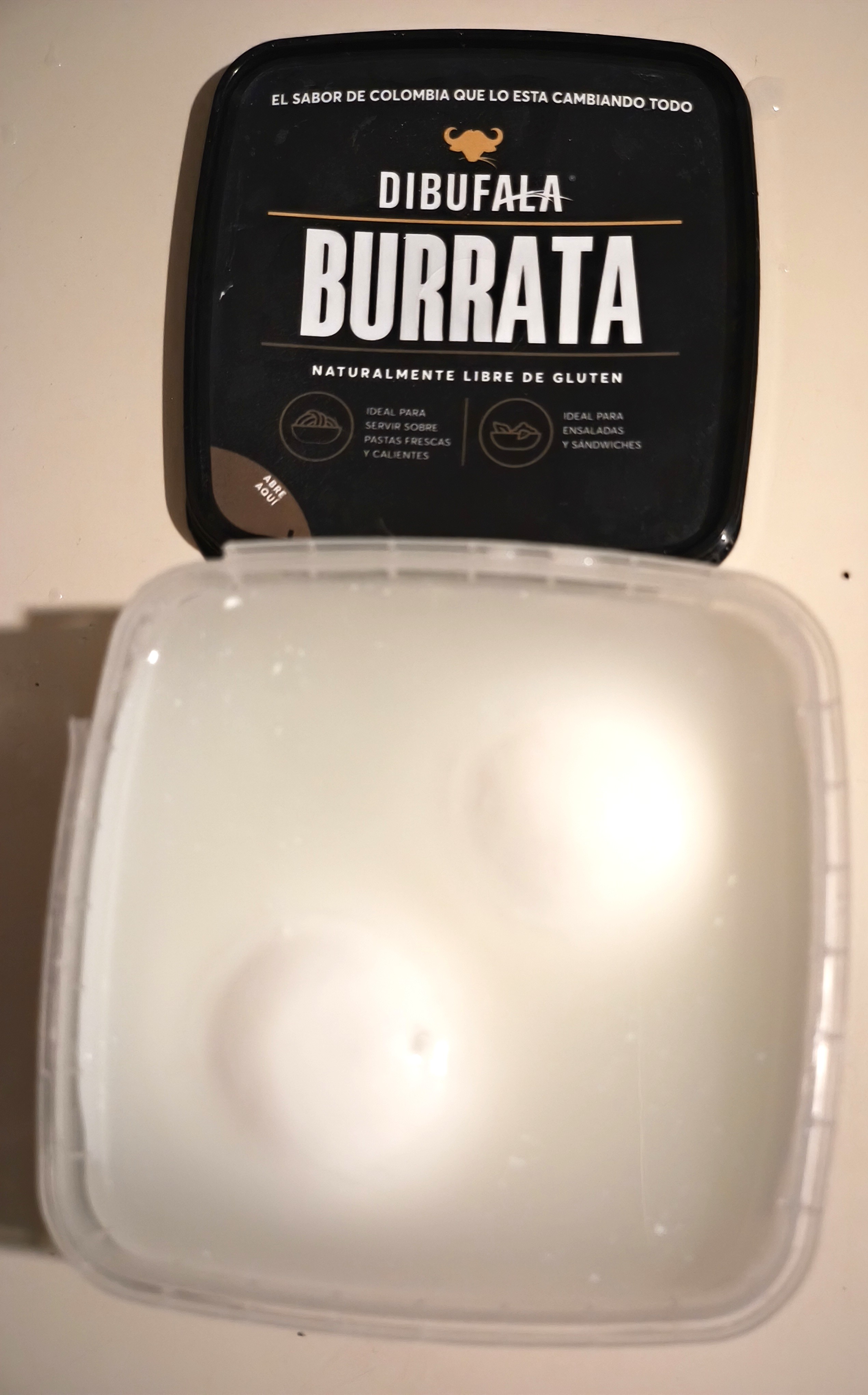 Queso Burrata en su empaque original, en salmuera.
