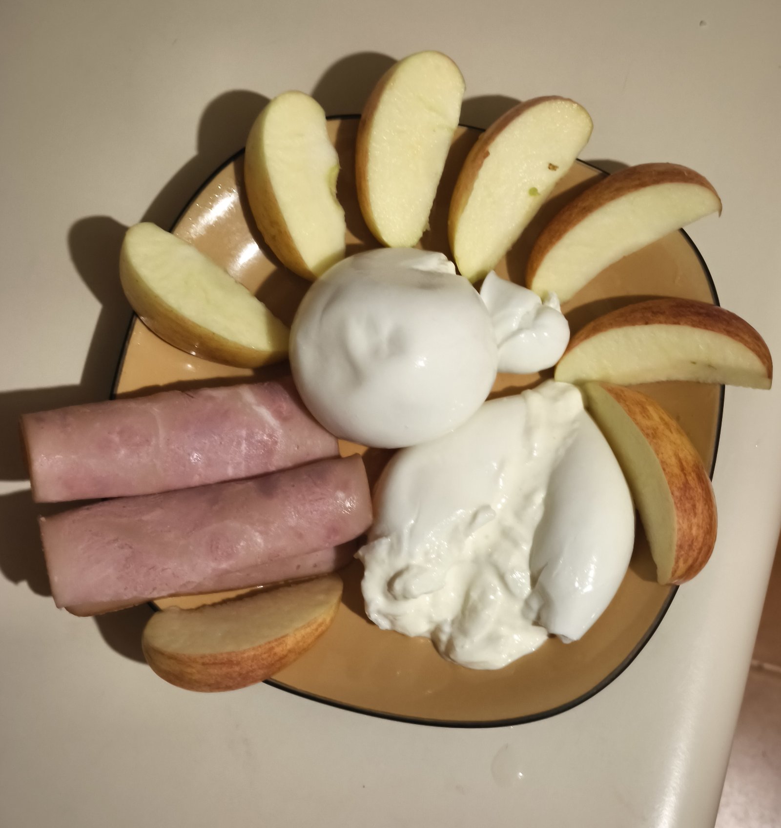 Presentación de queso Burrata hecho con leche de búfala