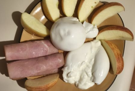 Presentación de queso Burrata hecho con leche de búfala