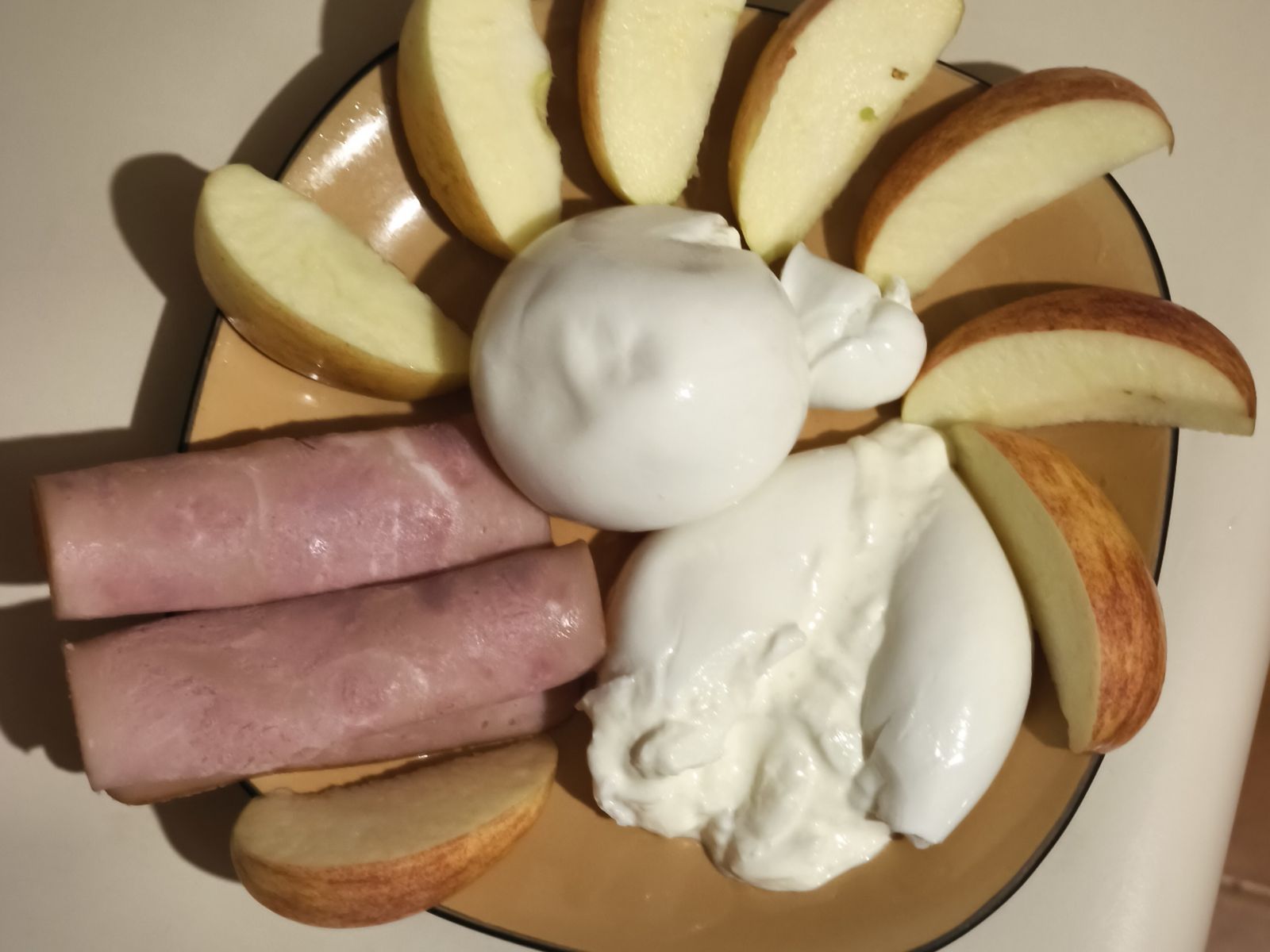 Presentación de queso Burrata hecho con leche de búfala